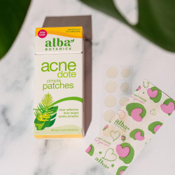 Parches para espinillas para la cara marca Alba Botanica Acnedote